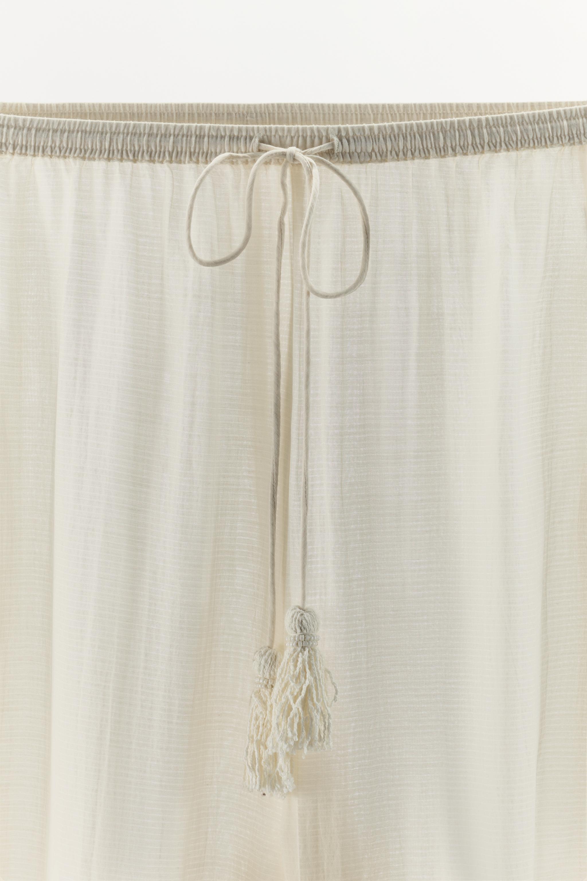 PANTALON EN VISCOSE À VOLANT ET DENTELLE